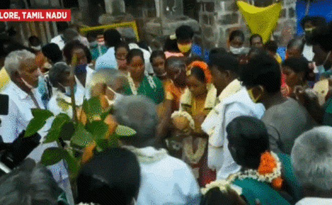 Một đám cưới vẫn được tổ chức bất chấp lệnh phong tỏa và tình hình nghiêm trọng của dịch COVID-19 ở Ấn Độ. Ảnh: India Today.