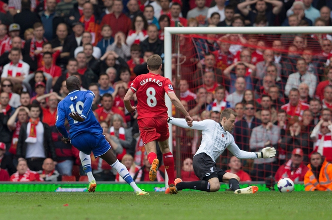 Ngày này năm xưa: Gerrard trượt chân định mệnh, Liverpool mất danh hiệu Ngoại hạng Anh - Ảnh 1.