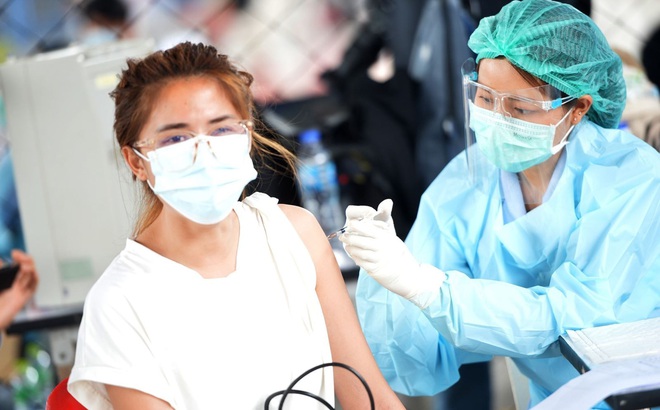 Nhân viên y tế tiêm vaccine ngừa COVID-19 cho người dân tại Bangkok, Thái Lan. Ảnh: THX/TTXVN