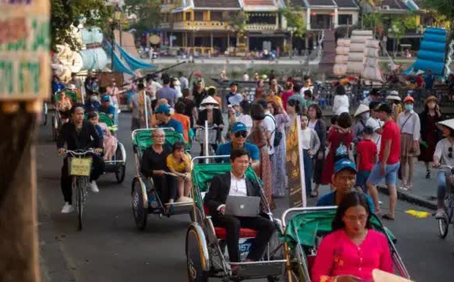 Xe xích lô chở khách trên một con đường ở Hội An, Quảng Nam ngày 24/4 - Ảnh: Getty Images