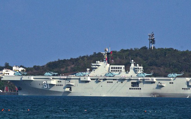 Tàu Hải Nam neo tại căn cứ Tam Á với các trực thăng Z-8 đậu trên boong (Ảnh: Đa Chiều)