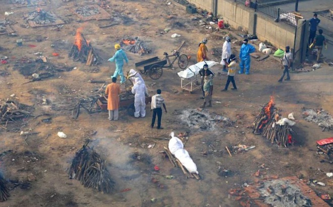 Một bãi hỏa thiêu người tử vong vì COVID-19 tại New Delhi. Ảnh: AP