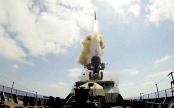 Tên lửa phóng từ tàu khu trục Nga ở Địa Trung Hải hướng về mục tiêu trên đất Syria.