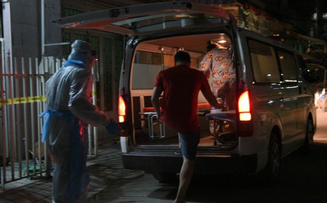Một bệnh nhân Covid-19 được đưa tới bệnh viện ở thủ đô Phnom Penh. Ảnh: The Phnom Penh Post