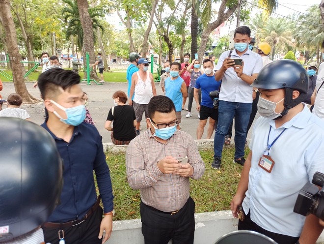 6 người bị phạt 12 triệu đồng vì không đeo khẩu trang nơi công cộng ở Sài Gòn - Ảnh 1.