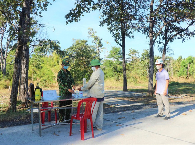  Vào vùng giáp Campuchia lấy mật ong, hai người bị đưa đi cách ly  - Ảnh 1.