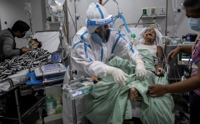 Nhân viên y tế hỗ trợ bệnh nhân thở máy tại Quezon City, Philippines. Ảnh: Reuters