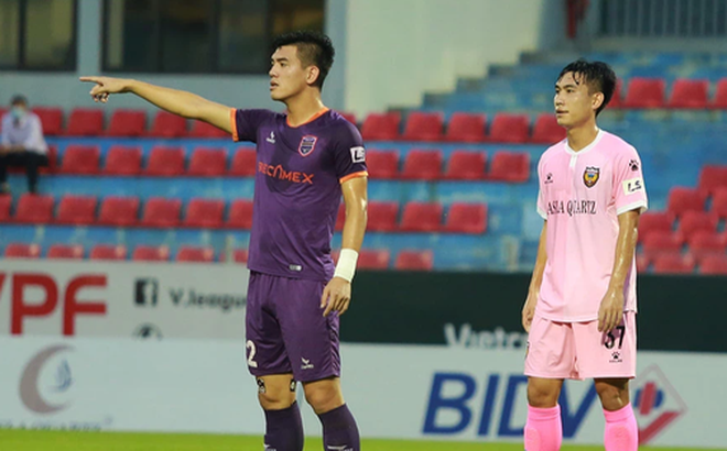 HLV Nguyễn Thanh Sơn cho biết Tiến Linh nén đau để vào sân thi đấu trong trận gặp CLB HLHT