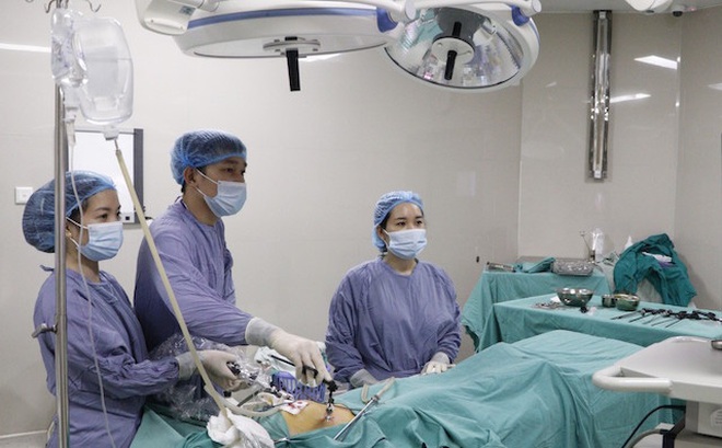 Các bác sĩ BV đa khoa Hùng Vương tiến hành phẫu thuật cho bé gái