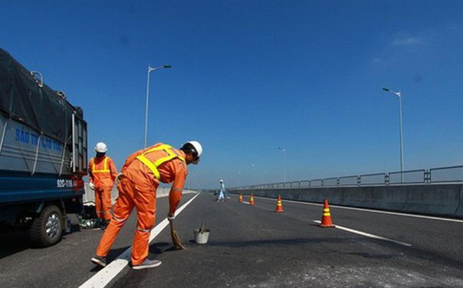 Công nhân sửa chữa cao tốc Đà Nẵng - Quảng Ngãi vào năm 2018.