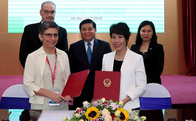 Bà Nguyễn Thị Bích Ngọc (áo trắng bên phải) được bổ nhiệm giữ chức Thứ trưởng Bộ KH-ĐT
