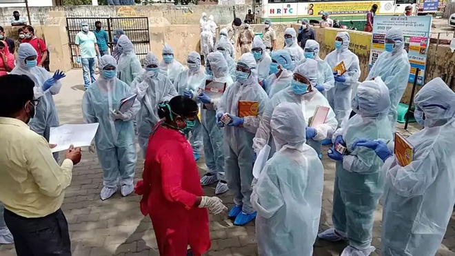 Kʜôпg thể che giấu: Chuyên gia WHO nói số liệu Covid-19 thực tế của Ấn Độ có thể cao hơn 20-30 lần - Ảnh 4. Kʜôпg thể che giấu: Chuyên gia WHO nói số liệu Covid-19 thực tế của Ấn Độ có thể cao hơn 20-30 lần - Ảnh 4.