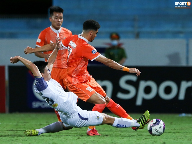Cựu cầu thủ U16 Barca nằm sân câu giờ, bị HLV Bình Định mắng không hiểu gì về bóng đá Việt Nam - Ảnh 11.