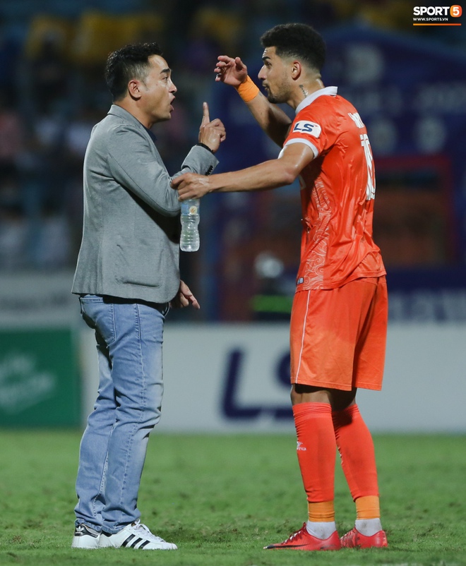 Cựu cầu thủ U16 Barca nằm sân câu giờ, bị HLV Bình Định mắng không hiểu gì về bóng đá Việt Nam - Ảnh 5.