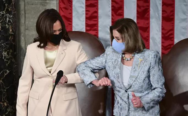 Hai bà Harris và Pelosi đã chào hỏi nhau bằng cách chạm cùi chỏ. Ảnh: AP