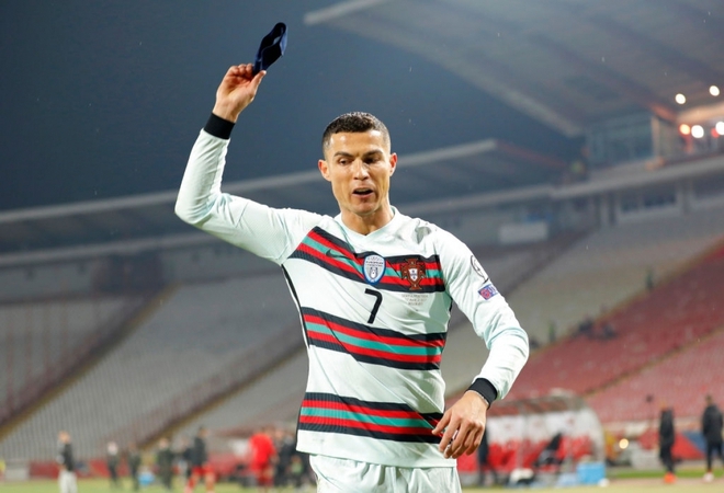 Chiếc băng đội trưởng bỏ đi của Ronaldo có giá 75.000 USD - Ảnh 1.