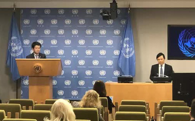 Đại sứ Đặng Đình Quý chủ trì cuộc họp báo tại trụ sở Liên Hiệp Quốc hôm 1-4 Ảnh: TTXVN