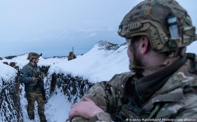 Binh sĩ Ukraine canh gác gần ngôi làng Vodiane, vùng Donetsk. Ảnh: AP