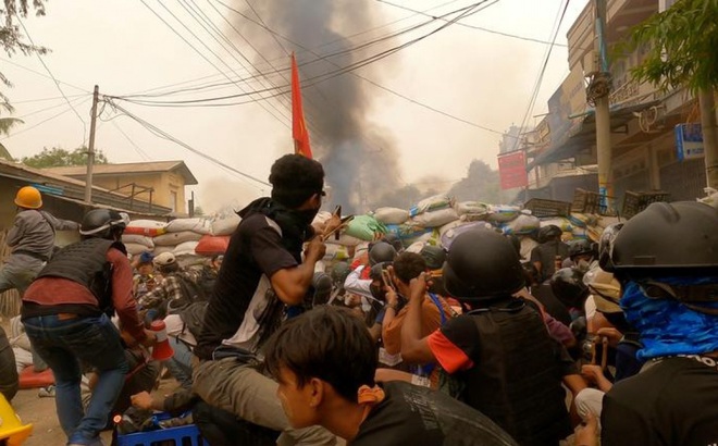 Bạo lực đang leo thang tại Myanmar sau cuộc đảo chính ngày 1/2. (Ảnh: Reuters).