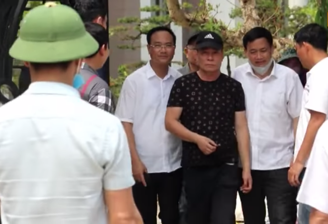 Vụ chủ nhà nổ súng bắn 2 người chết trước cổng: Hé lộ nguyên nhân ban đầu  - Ảnh 4.