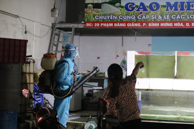Chỉ đạo nóng: TP.HCM tạm dừng karaoke, quán bar, vũ trường từ 18h chiều nay - Ảnh 1.
