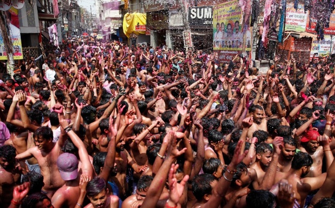 Người dân nhảy múa, té nước trong dịp lễ hội Sắc màu Holi ở Prayagraj, bang Uttar Pradesh hôm 29/3. Ảnh: AP