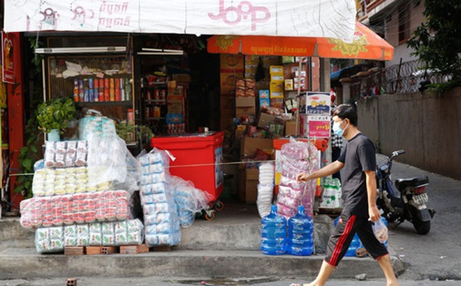 Một cửa hàng ở "vùng đỏ" vẫn hoạt động bất chấp lệnh cấm. Ảnh: Khmer Times