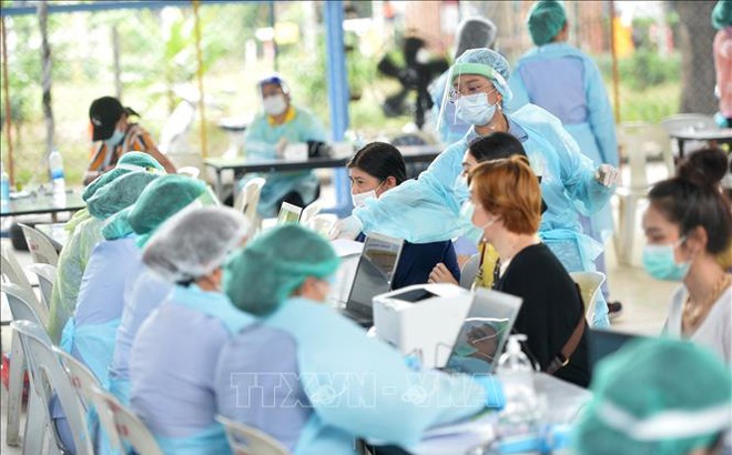Nhân viên y tế làm việc tại một điểm tiêm vaccine phòng COVID-19 ở Bangkok, Thái Lan. Ảnh: THX/TTXVN