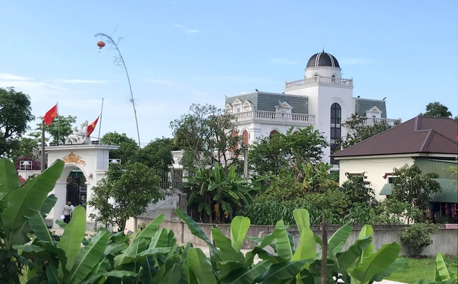 Vụ chủ nhà bắn chết 2 người lạ trước cổng: Nghi phạm giàu có, nhà như lâu đài