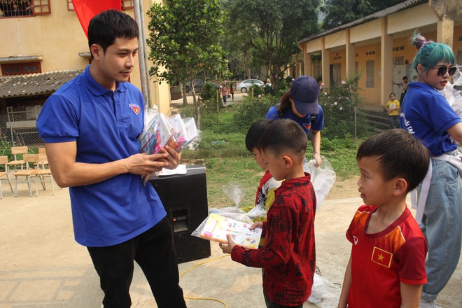 Đoàn nghệ sĩ Nhà hát Tuổi trẻ lên Bắc Kạn làm từ thiện - Ảnh 3.