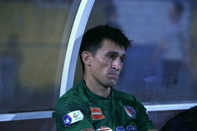 L&atilde;o tướng 36 tuổi của S&agrave;i G&ograve;n kh&oacute;c như mưa v&igrave; bất lực trước Viettel - Ảnh 1.