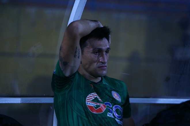 L&atilde;o tướng 36 tuổi của S&agrave;i G&ograve;n kh&oacute;c như mưa v&igrave; bất lực trước Viettel - Ảnh 2.