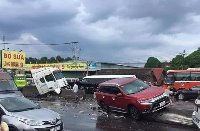 Kinh hoàng cuộn thép trên xe container rơi xuống đường gây tai nạn liên hoàn, kẹt xe nhiều giờ  - Ảnh 2.