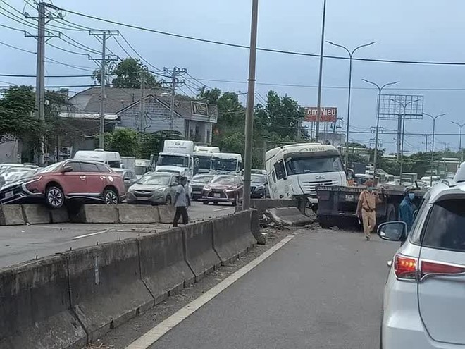 Kinh hoàng cuộn thép trên xe container rơi xuống đường gây tai nạn liên hoàn, kẹt xe nhiều giờ  - Ảnh 5.