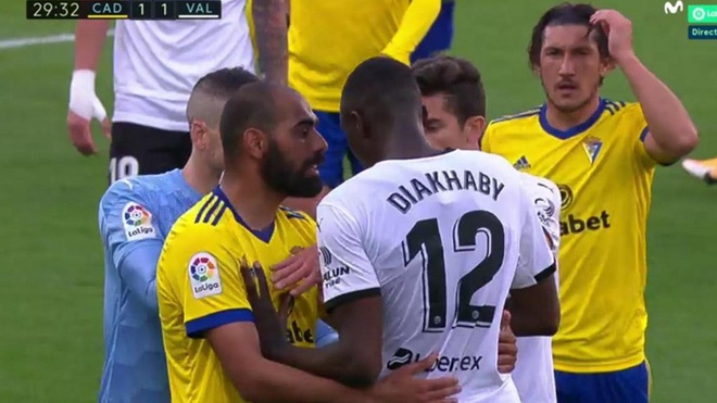 Cầu thủ Valencia đồng loạt rời sân giữa trận vì phân biệt chủng tộc - Ảnh 2.