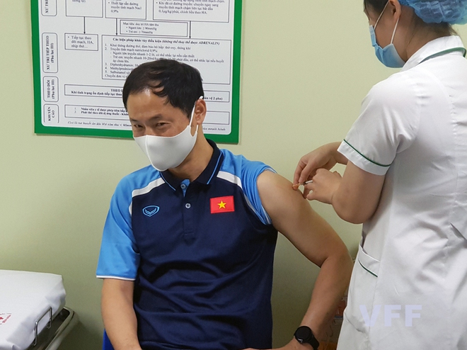 Những thành viên đầu tiên của ĐTQG Việt Nam đã được tiêm vắc xin phòng COVID-19 - Ảnh 1.
