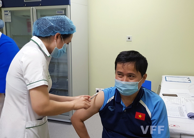 Những thành viên đầu tiên của ĐTQG Việt Nam đã được tiêm vắc xin phòng COVID-19 - Ảnh 4.