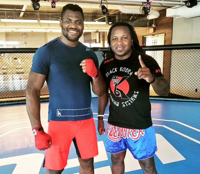 Khổ như làm bạn tập của Francis Ngannou: Đang vật thì suýt bị bẻ gãy cổ, dính đòn đấm nặng đến mức mọc cả sừng - Ảnh 1.