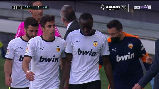 Cầu thủ Valencia đồng loạt rời sân giữa trận vì phân biệt chủng tộc - Ảnh 6.