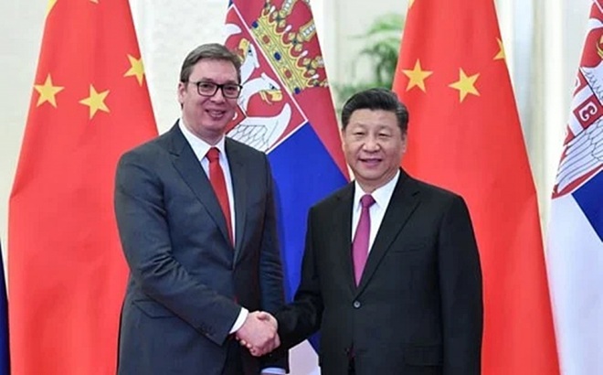 Tổng thống Serbia Aleksandar Vucic (trái) và Chủ tịch Trung Quốc Tập Cận Bình. Ảnh: Tân Hoa xã.