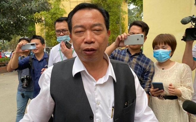 Ông Vương Văn Tịnh trong vòng vây của phóng viên ngày 1/4. Ảnh: Tiền phong