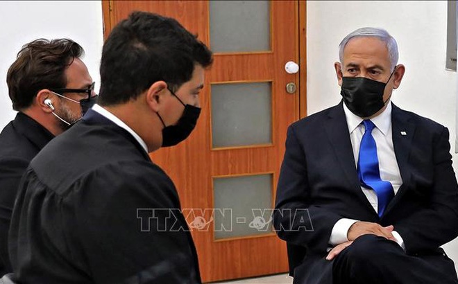 Thủ tướng Israel Benjamin Netanyahu (phải) tại phiên xét xử ông với cáo buộc tham nhũng ở Tòa án quận Jerusalem, ngày 5/4/2021. Ảnh: AFP/TTXVN