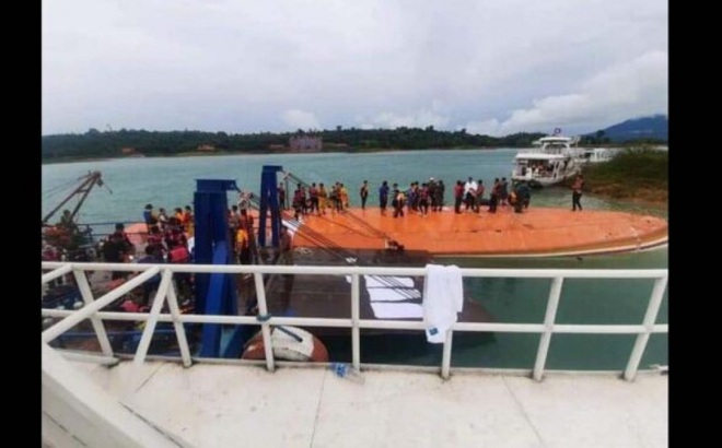 Các nhân viên cứu hộ trên chiếc du thuyền bị lật. Ảnh minh họa: laotiantimes.com