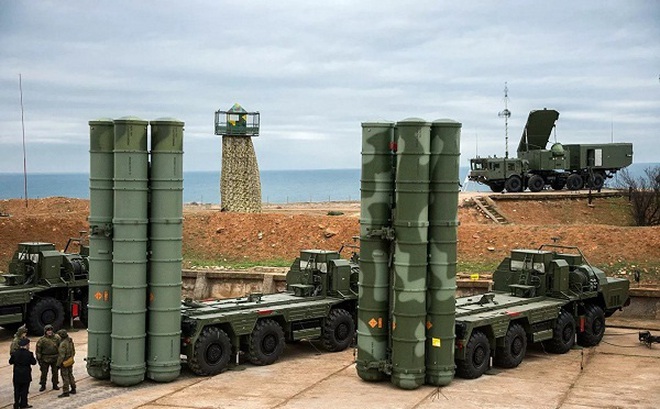 S-400 Triumf (định danh NATO: SA-21 Growler) là hệ thống tên lửa phòng không di động tầm cao đa năng do phòng thiết kế tên lửa NPO Almaz (LB Nga) phát triển từ tháng 1/1990 dưới mật danh S-300 PMU-3 (về sau đổi thành S-400), được sản xuất hàng loạt và đưa vào trang bị năm 2007. (Ảnh: RIA)