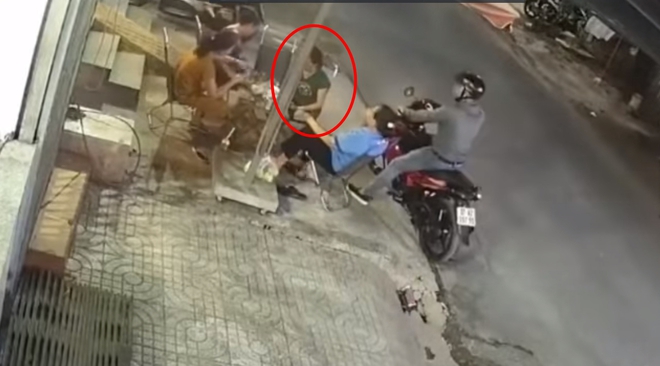 Phóng Exciter qua nhóm bà tám, thanh niên khiến tất cả toát mồ hôi vì pha giật dây chuyền dễ như không - Ảnh 1. Phóng Exciter qua nhóm bà tám, thanh niên khiến tất cả toát mồ hôi vì pha giật dây chuyền dễ như không - Ảnh 1.
