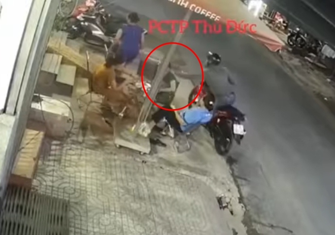 Phóng Exciter qua nhóm bà tám, thanh niên khiến tất cả toát mồ hôi vì pha giật dây chuyền dễ như không - Ảnh 2. Phóng Exciter qua nhóm bà tám, thanh niên khiến tất cả toát mồ hôi vì pha giật dây chuyền dễ như không - Ảnh 2.