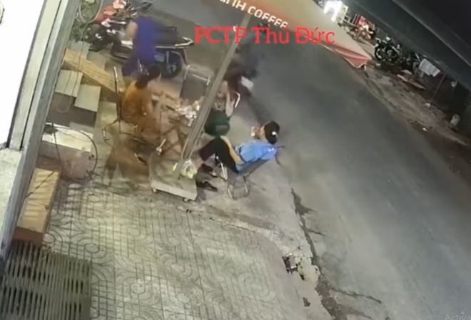 Phóng Exciter qua nhóm bà tám, thanh niên khiến tất cả toát mồ hôi vì pha giật dây chuyền dễ như không - Ảnh 3. Phóng Exciter qua nhóm bà tám, thanh niên khiến tất cả toát mồ hôi vì pha giật dây chuyền dễ như không - Ảnh 3.