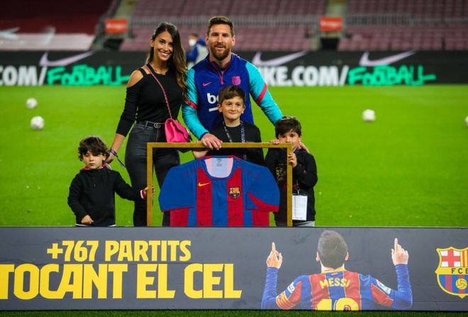 Messi ăn mừng kỷ lục vĩ đại nhất lịch sử Barca - Ảnh 1.