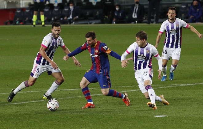 Messi lập kỷ lục, trọng tài bị nghi tiếp tay Barcelona hạ Valladolid - Ảnh 2.