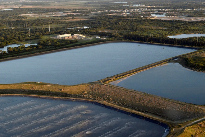Bang Florida đối mặt nguy cơ bức tường nước thải cao 6 m - Ảnh 1.